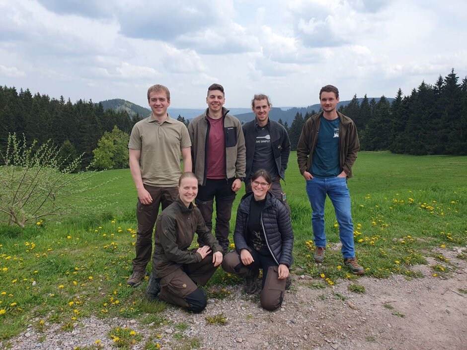 Ein Gruppenfoto der teilnehmenden Studenten im Freien
